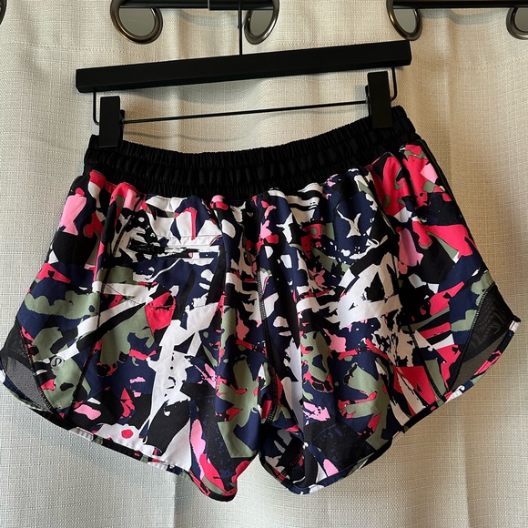 Rare!!! Lululemon Hotty Hot Short (Long) 4” Sz8
Pop Cut Boom Juice Multi/ Black - Picture 7 of 13